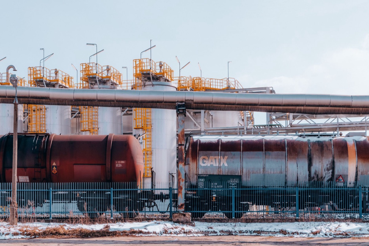 Infraestructura de gasoductos y refinería de petróleo