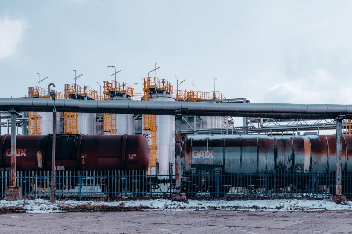 Infraestrutura de gasodutos e refinaria de petróleo para energia.