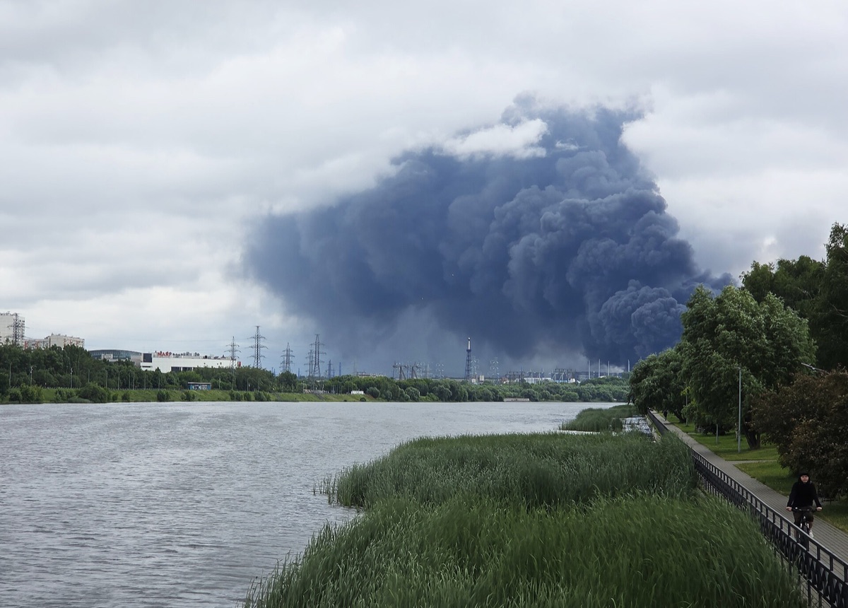 Russisches Ölrefinierwerk im Schatten