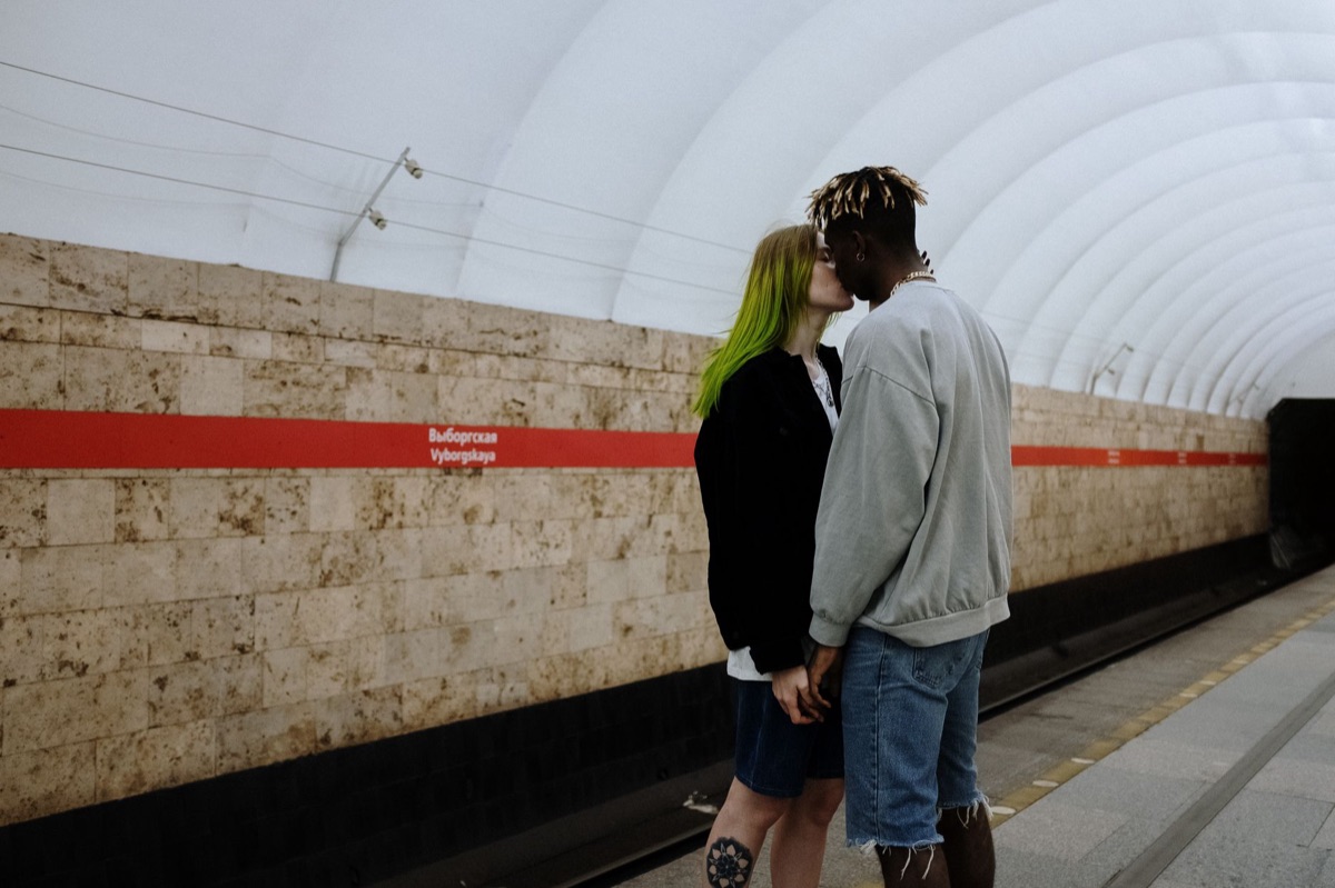 Couple d'immigrés russes dans la rue