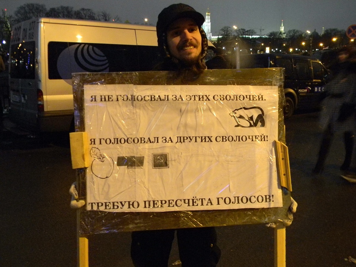 protesters holding signs in moscow