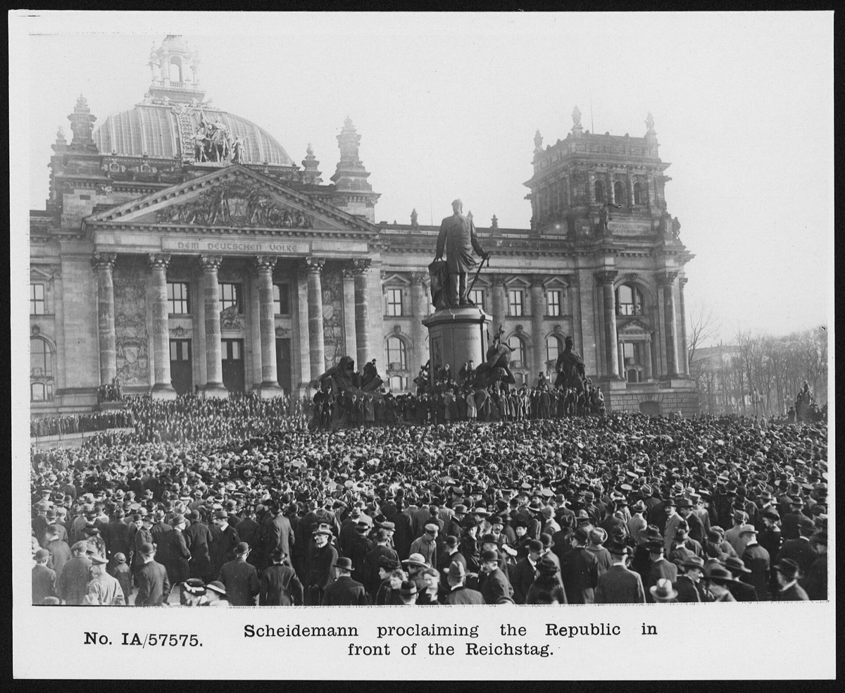 Foule rassemblée devant un bâtiment officiel