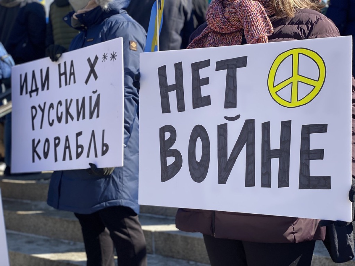 Russe protest signs
