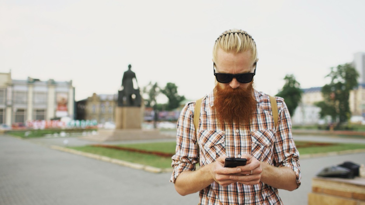 Russe citizen on smartphone