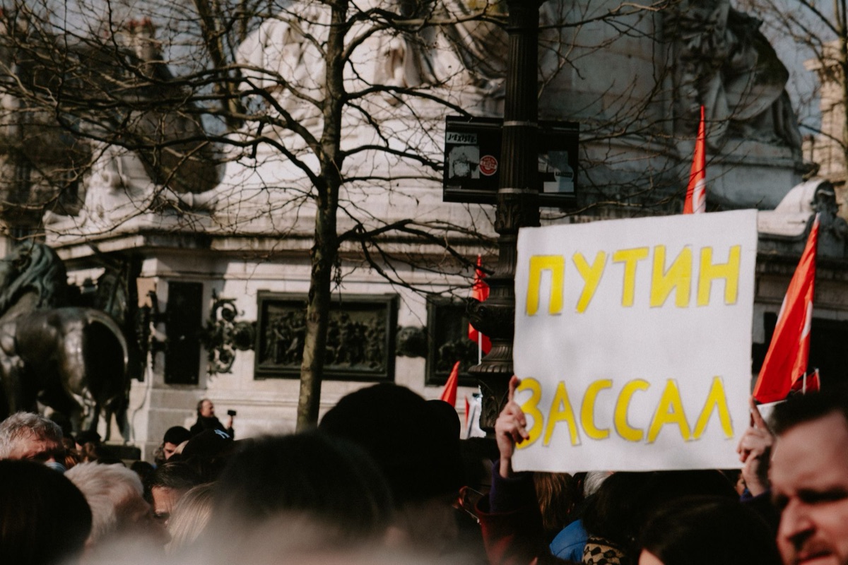 Pessoas em Moscou com faixas vermelhas em uma rua protestando