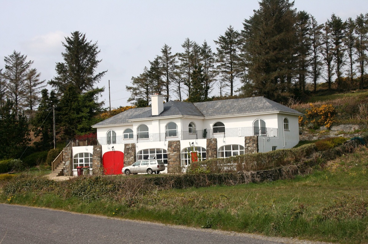 campo vermelho com casa branca