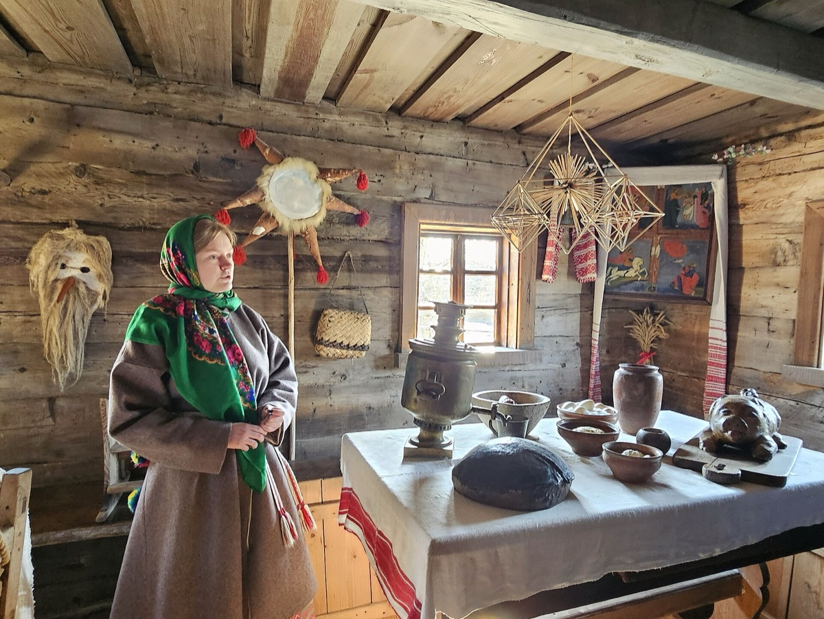 Russian traditional clothing and architecture