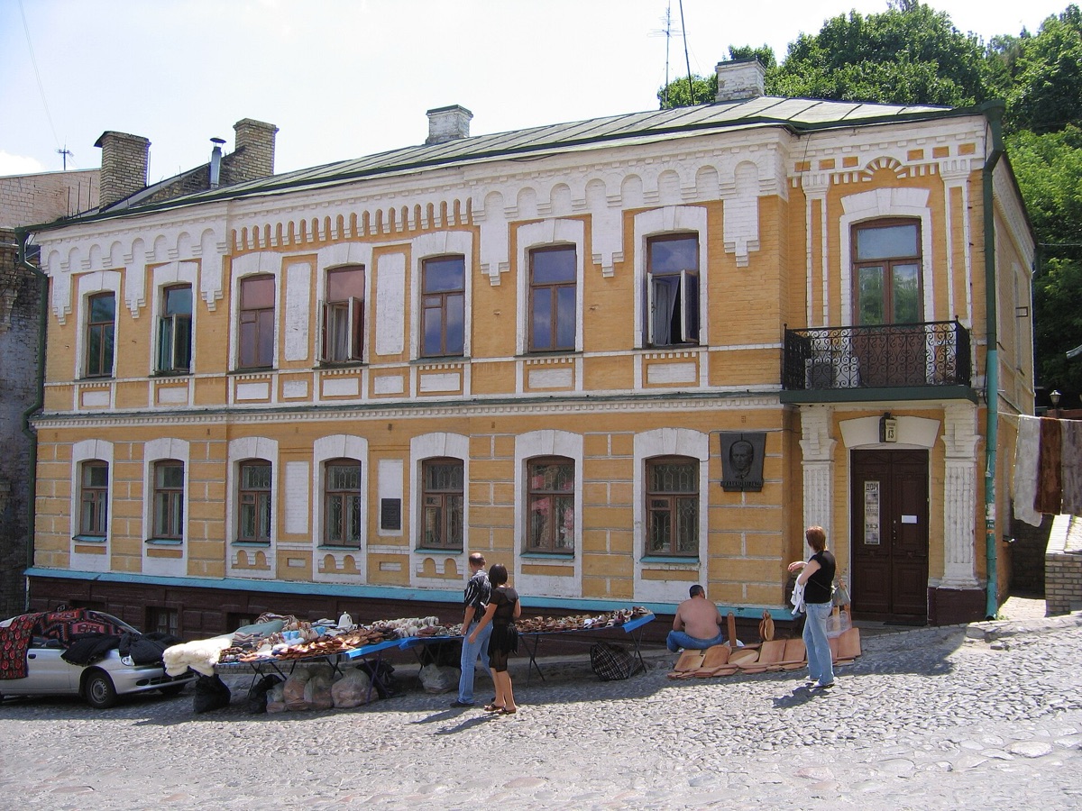 Street vendors in Kyiv market