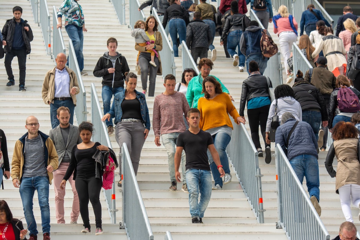 multitud en espacio público con rostros diversos