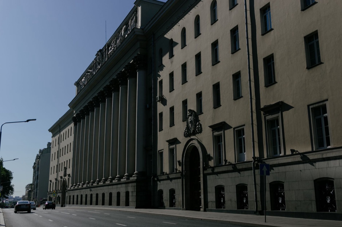 Moskou: overheidgebouw met rood kruis symbool tijdens de oorlog in Oekraïne