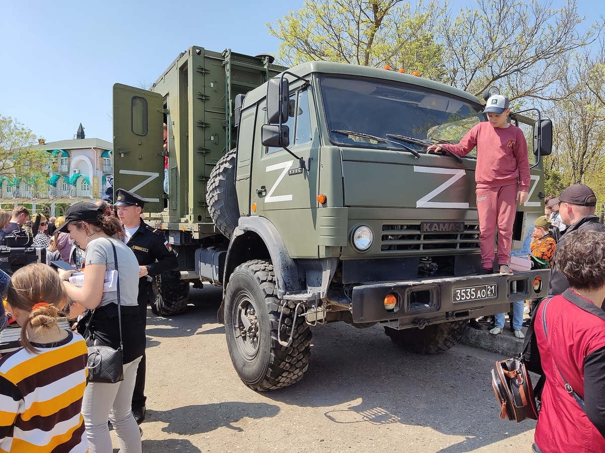Un camion militaire russe dans la Crimée