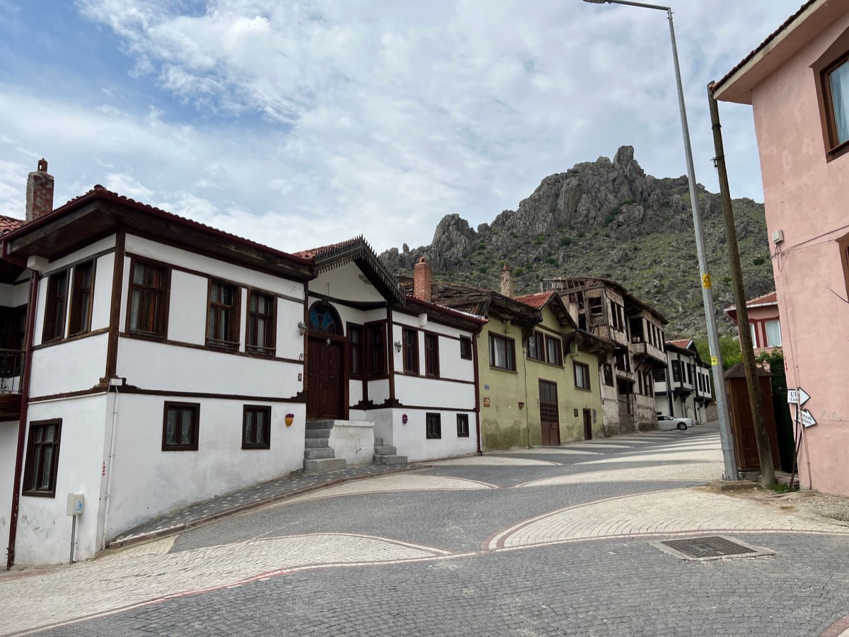 Calles de un pueblo en Crimea con casas tradicionales
