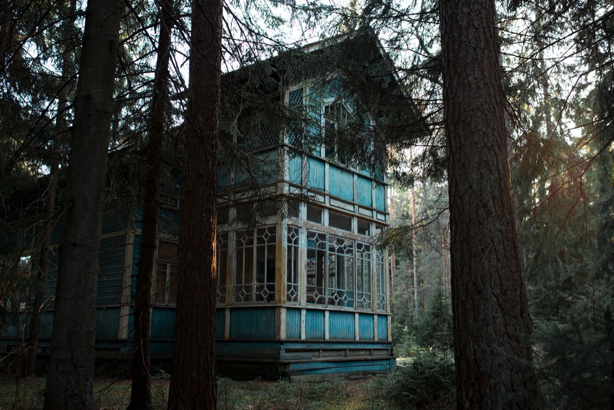 casa de madeira em floresta sibérica