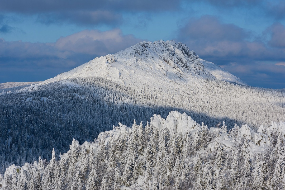 montagne enneigée en russie
